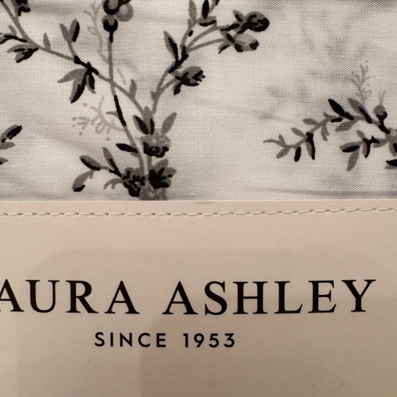 Laura Ashley FULL Sheet Set ~ Floral Vines Black & White 4pc Cotton - Picture 6 of 6